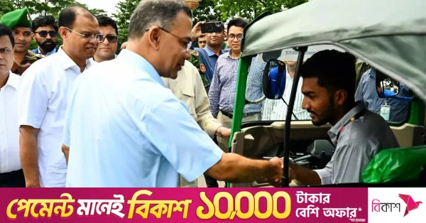 PM gifts vehicles to three July uprising fighters for self-employment
