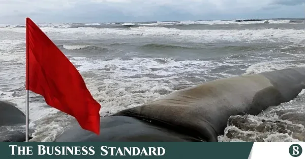 Cautionary signal No 3 remains hoisted at maritime ports
