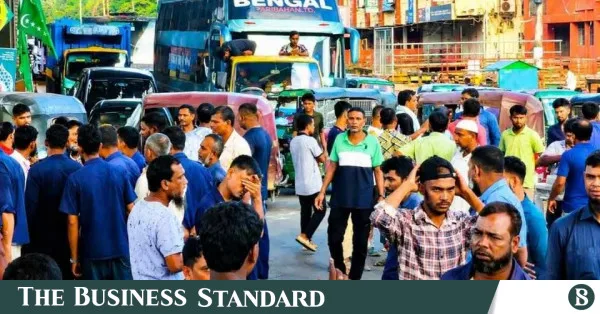 Gas crisis in Ctg leads to road blockade, traffic halted for 5 hours