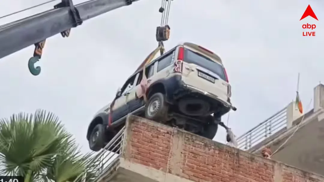 নতুন SUV চুরি হওয়ার ভয়ে বাড়ির ছাদে তুললেন মালিক